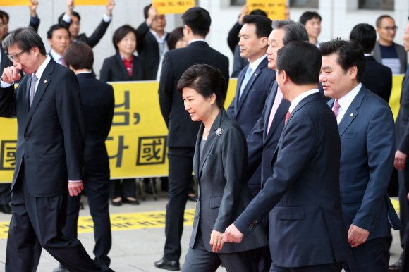 박근혜 대통령이 27일 오전 2016년도 새해 예산안 시정연설을 마치고 국회 본청을 나서고 있다.  김명국 전문기자 daunso@seoul.co.kr