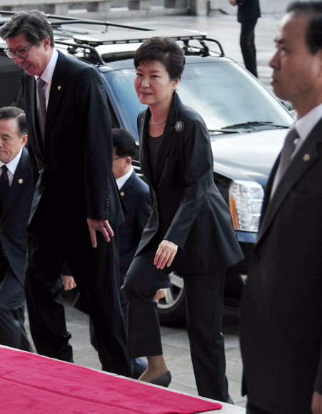 박근혜 대통령이 27일 오전 서울 여의도 국회에서 시정연설을 하기위해 입장하고 있다.  김명국 전문기자 daunso@seoul.co.kr