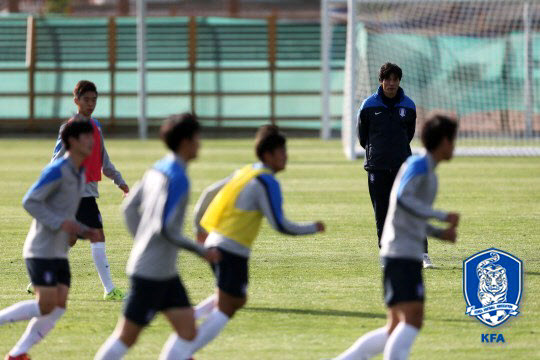 훈련 지도하는 최진철 감독