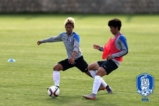 훈련하는 이승우 윤종규