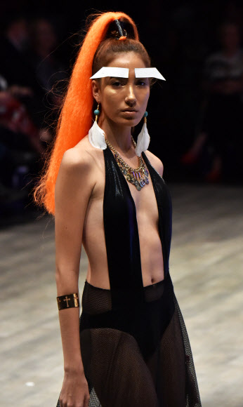 27일(현지시간) 미국 플로리다주 파나마시티에서 열린 파나마 패션위크에서 디자이너 차진(Chajin)의 의상을 입은 모델들이 런웨이를 걷고 있다. ⓒ AFPBBNews=News1