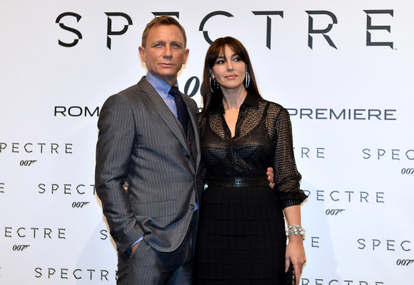 할리우드 배우 다니엘 크레이그와 모니카 벨루치가 27일(현지시간) 이탈리아 로마에서 열린 영화 ‘007 스펙터’의 시사회에 참석해 포토월에서 포즈를 취하고 있다. ⓒ AFPBBNews=News1