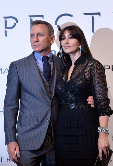 할리우드 배우 다니엘 크레이그와 모니카 벨루치가 27일(현지시간) 이탈리아 로마에서 열린 영화 ‘007 스펙터’의 시사회에 참석해 포토월에서 포즈를 취하고 있다. ⓒ AFPBBNews=News1