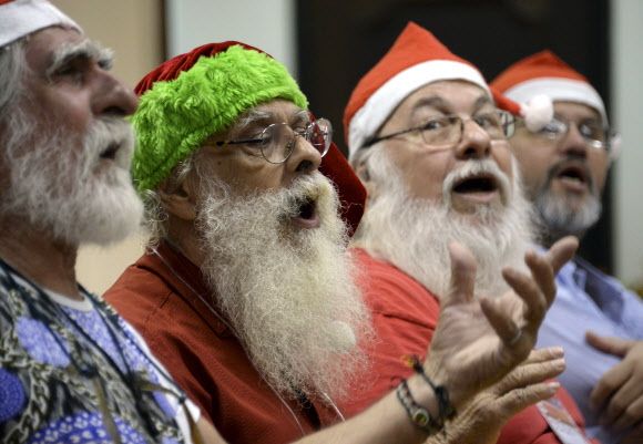 27일(현지시간) 브라질 리우데자네이루의 한 학교에서 크리스마스 시즌을 맞아 산타클로스 역할을 하는 일을 찾는 사람들이 모여 노래를 부르며 교육을 받고 있다.  ⓒ AFPBBNews=News1