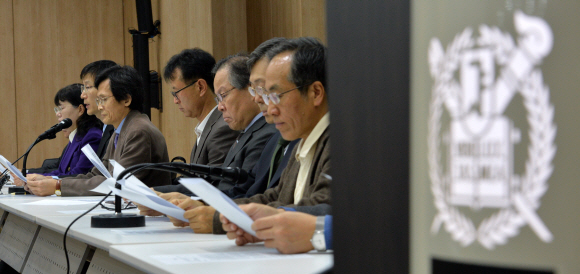 서울대 교수들이 28일 교내 삼익홀에서 현직 교수와 명예교수 등 382명이 참여한 한국사 교과서 국정화 반대 성명서를 발표하고 있다. 손형준 기자 boltagoo@seoul.co.kr