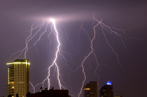 사진은 28일(현지시간) 이스라엘 텔아비브 북쪽 네타니아 지역에 폭풍이 몰아치는 가운데 엄청난 번개가 번쩍이고 있다.   ⓒ AFPBBNews=News1