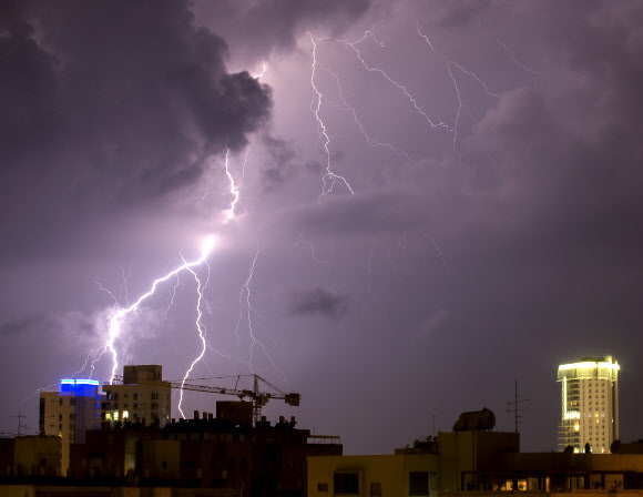 사진은 28일(현지시간) 이스라엘 텔아비브 북쪽 네타니아 지역에 폭풍이 몰아치는 가운데 엄청난 번개가 번쩍이고 있다.  ⓒ AFPBBNews=News1