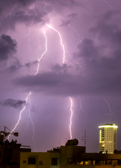 사진은 28일(현지시간) 이스라엘 텔아비브 북쪽 네타니아 지역에 폭풍이 몰아치는 가운데 엄청난 번개가 번쩍이고 있다.  ⓒ AFPBBNews=News1