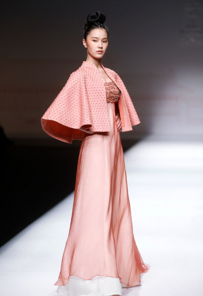 28일(현지시간) 베이징 차이나 패션 위크에서 디자이너 주인(Chu Yan)의 Chuhetingxiang Chu Yan 콜렉션 작품을 모델이 선보이고 있다. ⓒ AFPBBNews=News1