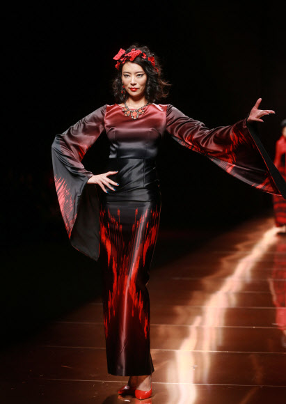 29일(현지시간) 베이징 차이나 패션 위크에서 디자이너 쳉잉펀(Cheng Yingfen)의 실크 로드 스타 Cheng Yingfen 콜렉션 작품을 모델이 선보이고 있다. ⓒ AFPBBNews=News1