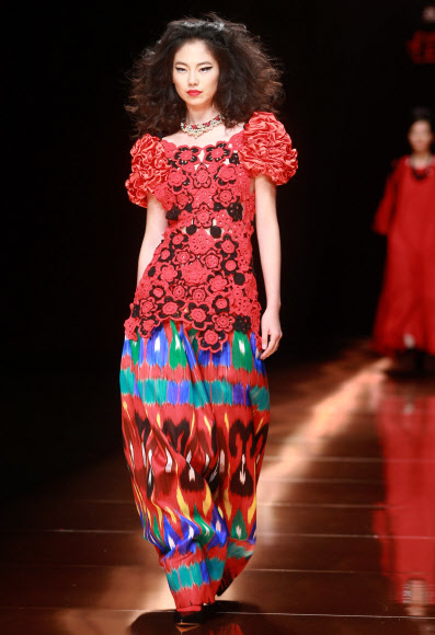 29일(현지시간) 베이징 차이나 패션 위크에서 디자이너 쳉잉펀(Cheng Yingfen)의 실크 로드 스타 Cheng Yingfen 콜렉션 작품을 모델이 선보이고 있다. ⓒ AFPBBNews=News1