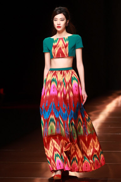 29일(현지시간) 베이징 차이나 패션 위크에서 디자이너 쳉잉펀(Cheng Yingfen)의 실크 로드 스타 Cheng Yingfen 콜렉션 작품을 모델이 선보이고 있다. ⓒ AFPBBNews=News1