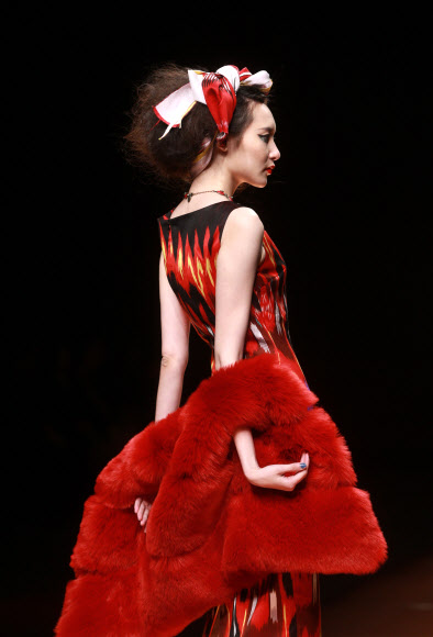 29일(현지시간) 베이징 차이나 패션 위크에서 디자이너 쳉잉펀(Cheng Yingfen)의 실크 로드 스타 Cheng Yingfen 콜렉션 작품을 모델이 선보이고 있다. ⓒ AFPBBNews=News1