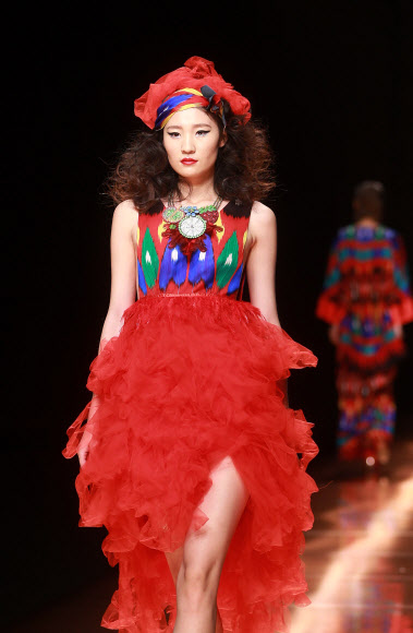 29일(현지시간) 베이징 차이나 패션 위크에서 디자이너 쳉잉펀(Cheng Yingfen)의 실크 로드 스타 Cheng Yingfen 콜렉션 작품을 모델이 선보이고 있다. ⓒ AFPBBNews=News1