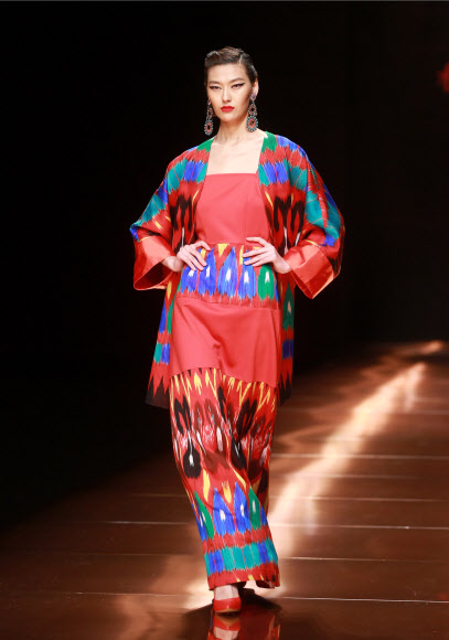29일(현지시간) 베이징 차이나 패션 위크에서 디자이너 쳉잉펀(Cheng Yingfen)의 실크 로드 스타 Cheng Yingfen 콜렉션 작품을 모델이 선보이고 있다. ⓒ AFPBBNews=News1