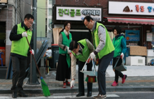 이해식(오른쪽 세번째) 강동구청장이 주민들과 함께 거리의 쓰레기를 줍고 있다.