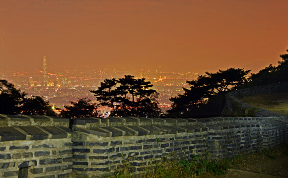 남한산성 서문 일대에서 굽어본 서울 야경. 이 모습 보자고 부러 서문만 찾는 이들도 많다.