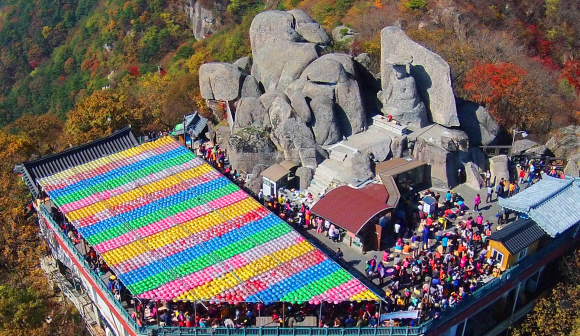 평생 한 가지 소원은 들어준다는 대구 팔공산 석조여래좌상 앞에 수능을 며칠 앞두고 기도를 올리려는 학부모들로 가득 찼다.