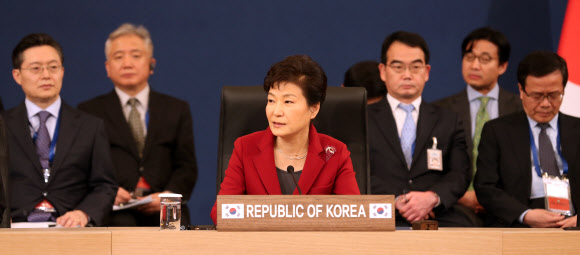 박근혜 대통령이 1일 청와대에서 열린 제6차 한일중 3국 정상회의에서 발언하고 있다.  연합뉴스