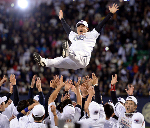 삼성을 물리치고 14년 만에 한국시리즈 우승을 차지한 두산 선수들이 지난달 31일 잠실구장에서 김태형 감독을 헹가래 치며 승리를 자축하고 있다. 이주상 기자 rainbow@sportsseoul.com