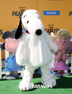 스누피가 1일(현지시간) 미국 캘리포니아주 웨스트우드에서 열린 영화 ‘스누피: 더 피너츠 무비(Peanuts)’ 시사회에 참석해 포즈를 취하고 있다. <br>ⓒ AFPBBNews=News1
