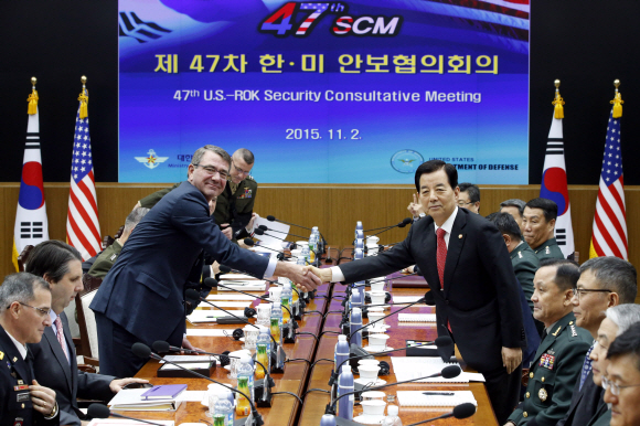 한민구 국방부 장관(오른쪽)과 애슈턴 카터 미 국방부 장관이 2일 오전 국방부에서 만나 제47차 한미안보협의회의를 열며 악수하고 있다. 도준석 기자 pado@seoul.co.kr