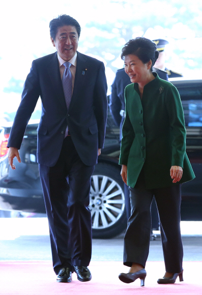 박근혜 대통령이 2일 오전 청와대에서 아베 신조 일본 총리와 취임후 처음으로 정상회담을 가졌다. 박 대통령이 청와대 본관에 도착한 아베 총리를 안내하고 있다. 안주영 기자 jya@seoul.co.kr