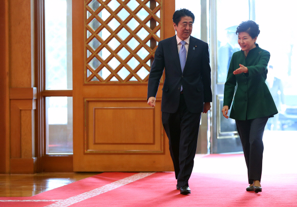 박근혜 대통령이 2일 오전 청와대에서 아베 신조 일본 총리와 취임후 처음으로 정상회담을 가졌다. 박 대통령이 청와대 본관에 도착한 아베 총리를 안내하고 있다. 안주영 기자 jya@seoul.co.kr