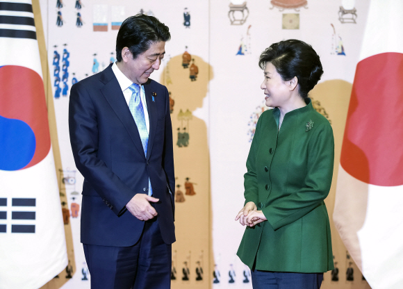 박근혜 대통령이 2일 오전 청와대에서 아베 신조 일본 총리와 취임후 처음으로 정상회담을 가졌다. 박 대통령이 회담에 앞서 청와대 본관에 도착한 아베 총리와 기념촬영을 하고 있다. 안주영 기자 jya@seoul.co.kr