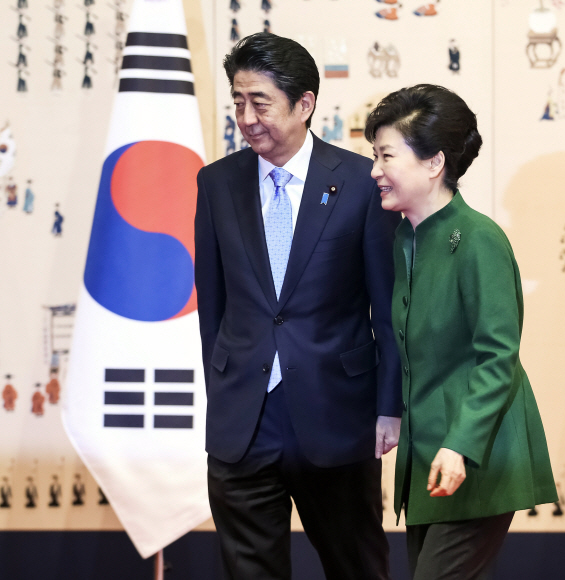 박근혜 대통령이 2일 오전 청와대에서 아베 신조 일본 총리와 취임후 처음으로 정상회담을 가졌다. 박 대통령이 아베총리와 함께 회담장으로 이동하고 있다. 안주영 기자 jya@seoul.co.kr