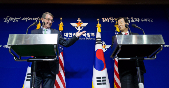 2일 오전 서울 용산구 국방부에서 애슈턴 카터 미 국방부 장관이 제47차 한·미 안보협의회의를 마치고 열린 공동 기자회견에서 취재진 질문에 답하며 한민구 국방부 장관에게 손짓을 하고 있다. 도준석 기자 pado@seoul.co.kr