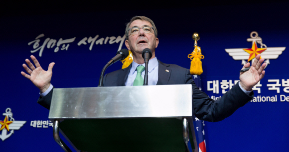 2일 오전 서울 용산구 국방부에서 애슈턴 카터 미 국방부 장관이 제47차 한·미 안보협의회의를 마치고 열린 공동 기자회견에서 회의결과를 설명하고 있다. 도준석 기자 pado@seoul.co.kr