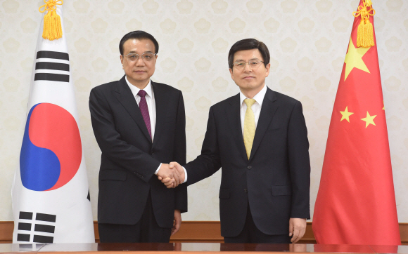 2일 정부서울청사에서 한-중 국무총리 면담이 열린 가운데 황교안 국무총리과 리커창 중국 국무원이 면담에 앞서 악수를 하며 인사를 나누고 있다. 사진공동취재단