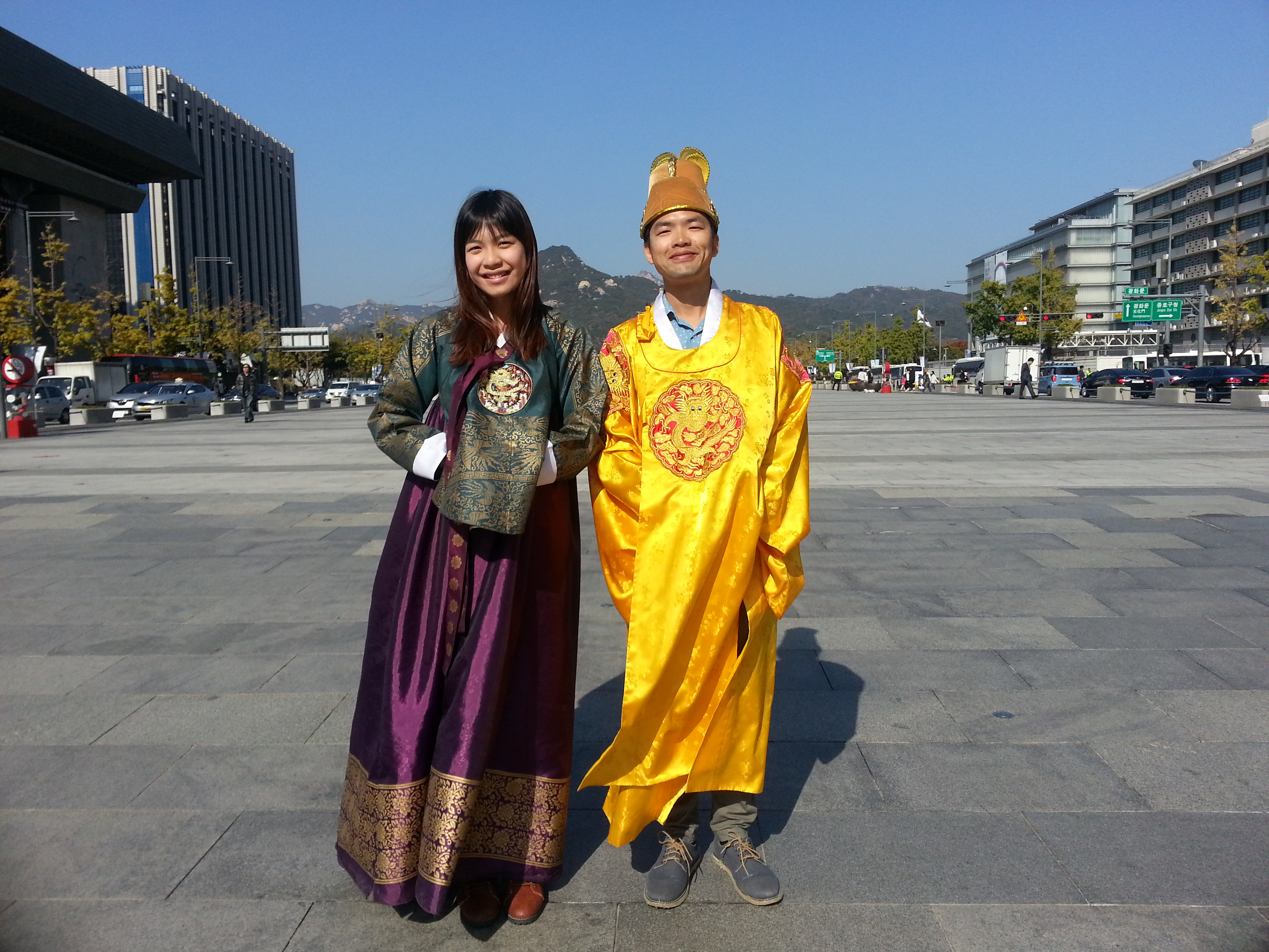 서울 광화문광장에 2일 대만에서 온 남녀 대학생이 한복입기 체험을 하며 기념사진을 찍고 있다.