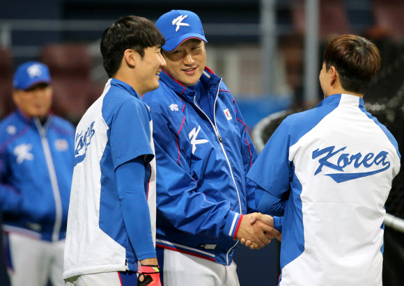 동료들과 인사하는 이대호