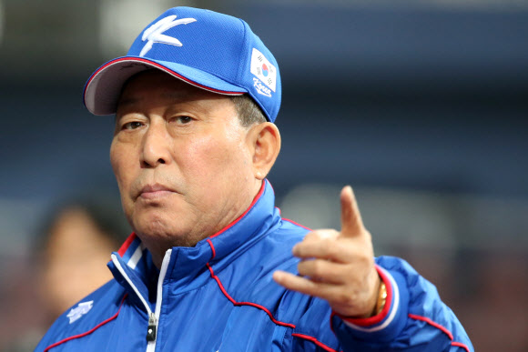 취재진과 인터뷰하는 김인식 대표팀 감독