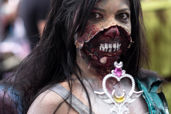 한 여성이 2일(현지시간) 브라질 리우데자네이루에 위치한 코파카바나 해변에서 진행된 ‘좀비 워크’ 행사에 참가해 포즈를 취하고 있다. ⓒ AFPBBNews=News1