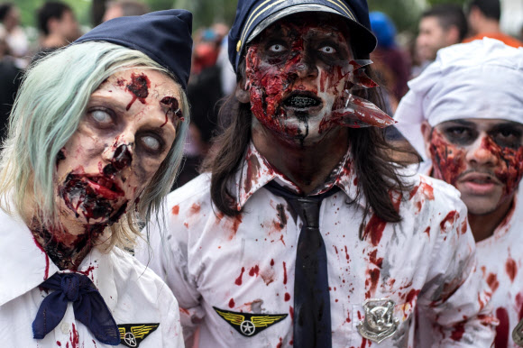 사람들이 2일(현지시간) 브라질 리우데자네이루에 위치한 코파카바나 해변에서 진행된 ‘좀비 워크’ 행사에 참가하고 있다. ⓒ AFPBBNews=News1