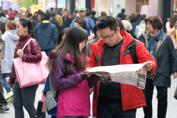 중국인 관광객들이 3일 서울 명동 거리에서 지도를 들여다보며 목적지를 찾고 있다. 최근 3년간 한국을 재방문한 중국인은 10명 중 2명꼴인 20.2% 수준에 그쳤다. 손형준 기자 boltagoo@seoul.co.kr