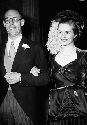 마거릿 대처(오른쪽)와 그의 남편 데니스 대처의 1951년 12월 결혼식 당시 모습. 당시 대처는 26살로, 결혼식에서 입은 짙은 푸른색 드레스가 경매에 나온다고 외신들이 2일 전했다. 서울신문 DB