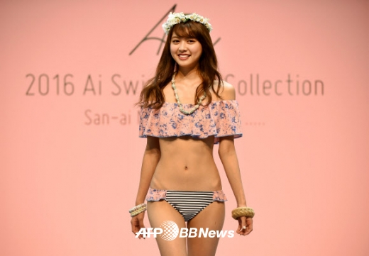 4일(현지시간) 일본 도쿄에서 열린 의류 메이커 ‘아이(Ai)’의 2016 수영복 컬렉션쇼에서 모델이 새로운 작품을 선보이고 있다.<br>ⓒ AFPBBNews=News1