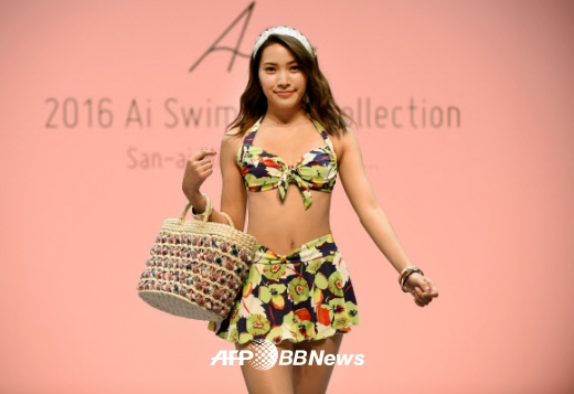 4일(현지시간) 일본 도쿄에서 열린 의류 메이커 ‘아이(Ai)’의 2016 수영복 컬렉션쇼에서 모델이 새로운 작품을 선보이고 있다.<br>ⓒ AFPBBNews=News1