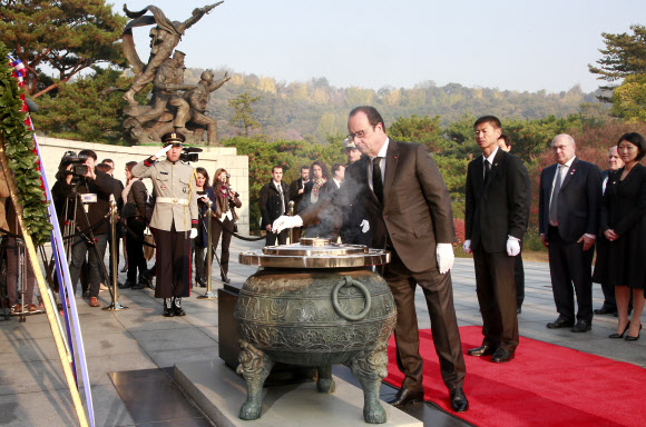 프랑수아 올랑드 프랑스 대통령이 4일 오전 서울 동작구 국립현충원을 방문해 현충탑에서 분향을 하고 있다. 연합뉴스