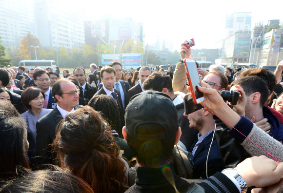 프랑수아 올랑드 프랑스 대통령이 4일 오전 서울 이화여자대학교들 방문, 학교 관계자 및 학생들에게 둘러싸인 채 이동을 하고 있다.  연합뉴스