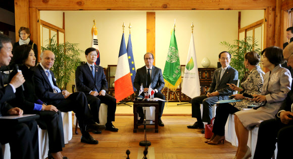 4일 오전 서울 이화여자대학교를 방문한 프랑수아 올랑드 프랑스 대통령이 교내 한옥건물인 아령당에서 열린 기후변화 좌담회에 참석하고 있다.  연합뉴스