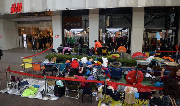 4일 서울 명동 H&M 매장 앞에서 5일 발매를 앞두고 있는 발망과 H&M의 콜라보레이션 한정판 제품을 구입하기 위해 구매객들이 줄을 서 있다.  박지환 기자 popocar@seoul.co.kr