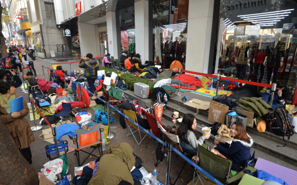 4일 서울 명동 H&M 매장 앞에서 5일 발매를 앞두고 있는 발망과 H&M의 콜라보레이션 한정판 제품을 구입하기 위해 구매객들이 줄을 서 있다.  박지환 기자 popocar@seoul.co.kr