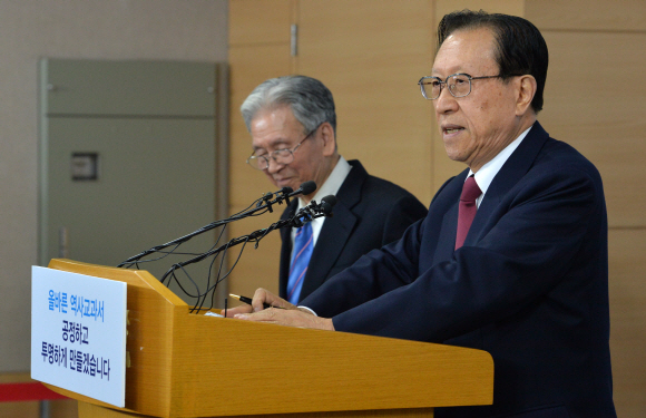 김정배 국사편찬위원회(국편) 위원장과 대표 집필진에 참여하는 신형식(왼쪽)이화여대 명예교수가 4일 서울 종로구 세종로 정부서울청사에서 새로운 중·고교 역사 교과서의 집필방향과 집필진 구성과 관련된 사항을 발표하고 있다.  손형준 기자 boltagoo@seoul.co.kr