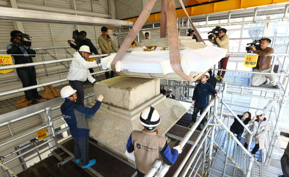 립문화재연구소 관계자들이 4일 오전 경북 경주시 진현동 불국사 경내에 있는 불국사 삼층석탑(석가탑) 복원 마무리 작업을 하며 3층 옥개석을 올리고 있다. 연합뉴스