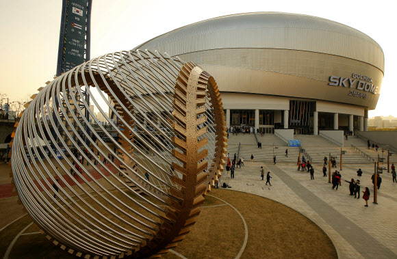 4일 오후 개장 후 첫 경기가 펼쳐질 서울 구로구 고척스카이돔 앞에서 시민들이 입장을 기다리고 있다.  고척스카이돔에서는 한국대표팀과 쿠바 대표팀의 평가전 ‘2015 서울 슈퍼시리즈’ 경기가 열린다.  연합뉴스